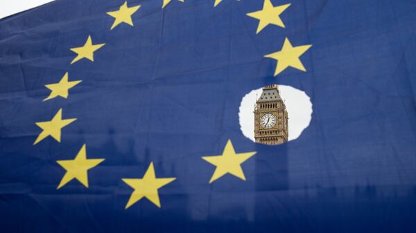 Zastava EU sa isečenom jednom zvezdicom ispred britanskog parlamenta - Sputnik Srbija