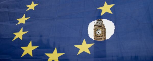 Застава ЕУ са исеченом једном звездицом испред британског парламента - Sputnik Србија