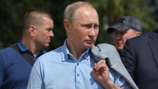 Russian President Vladimir Putin visits the Artek international children's center in Crimea - Sputnik Srbija