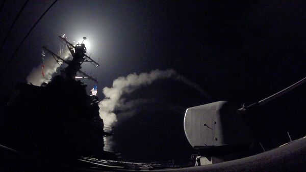 Ракетни разарач америчке морнарице Портер лансира ракете томахавк током напада на Сирију са Средоземног мора - Sputnik Србија
