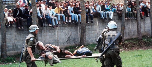 Војници канадског контигента УНПРОФОР-а носе рењеног Бошњака у Сребреници. - Sputnik Србија