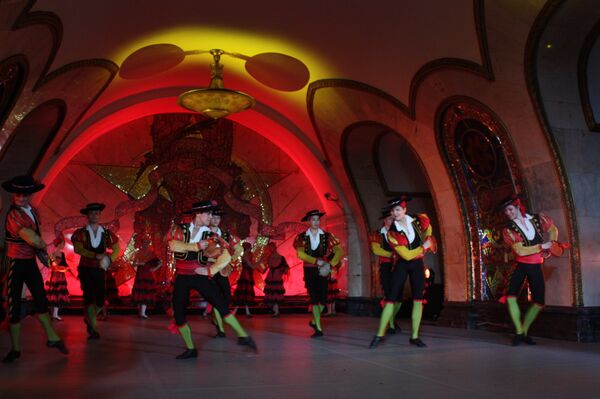 Плесачи Кремаљског балета изводе делове из познатих балета током „Ноћи руског балета“ у московском метроу. - Sputnik Србија