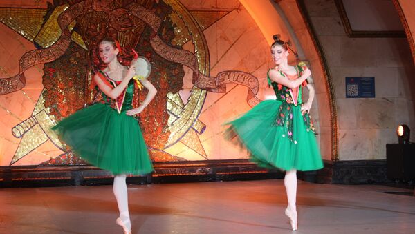 Balerine Kremaljskog baleta izvode delove iz poznatih baleta tokom Noći ruskog baleta u moskovskom metrou - Sputnik Srbija