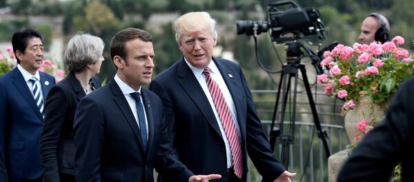 Председници Француске и САД Емануел Макрон и Доналд Трамп на самиту Г7 на Сицилији Председници Француске и САД Емануел Макрон и Доналд Трамп на самиту Г7 на Сицилији - Sputnik Србија