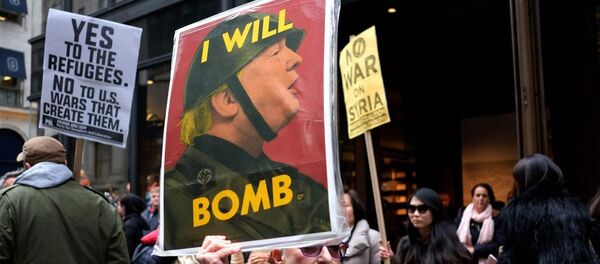 Антиратни протести у Њујорку са слоганом против америчког председника Доналда Трампа. - Sputnik Србија