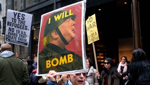 Антиратни протести у Њујорку са слоганом против америчког председника Доналда Трампа. - Sputnik Србија