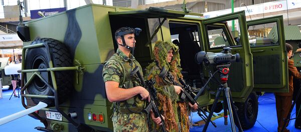 Vojska Srbije pored terenskog vozila - Sputnik Srbija