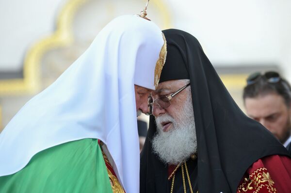 Patrijarh moskovski i cele Rusije Kirila i patrijarh cele Gruzije Ilija II na Božanskoj liturgiji u Kijevsko-pečerskoj lavri u Kijevu Patrijarh moskovski i cele Rusije Kirila i patrijarh cele Gruzije Ilija II na Božanskoj liturgiji u Kijevsko-pečerskoj lavri u Kijevu - Sputnik Srbija
