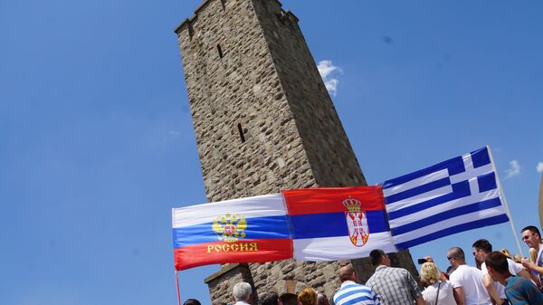 Обележавање Видовдана на Газиместану. Руска, српска и грчка застава. - Sputnik Србија