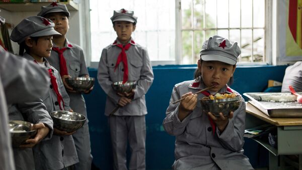 Učenici ručaju u osnovnoj školi Crvena armija u Kini. - Sputnik Srbija