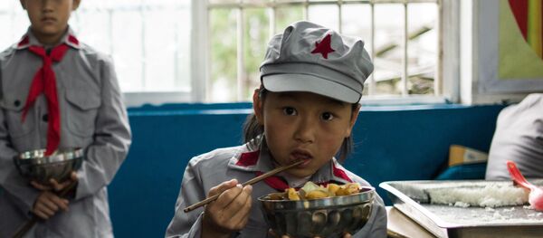 Ученици ручају у основној школи Црвена армија у Кини. Ученици ручају у основној школи Црвена армија у Кини. - Sputnik Србија