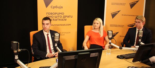 Милош Павковић, апсолвент ФПН-а, Ђурђија Мастало (ФПН) и Филип Вељановски, студент ФОН-а у Спутњик интервјуу. Милош Павковић, апсолвент ФПН-а, Ђурђија Мастало (ФПН) и Филип Вељановски, студент ФОН-а у Спутњик интервјуу. - Sputnik Србија