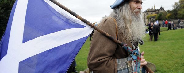 Škot sa zastavom škotske u kiltu. - Sputnik Srbija