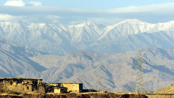 Pogled iz pakistanskog sela Aravali na planinu Tora Bora u Avganistanu. - Sputnik Srbija