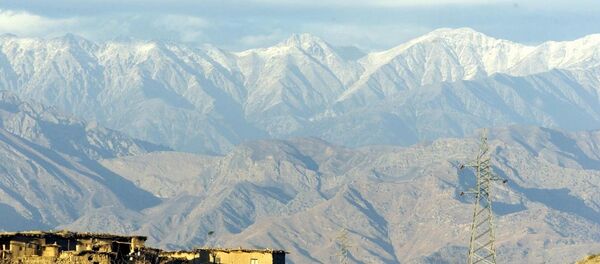 Pogled iz pakistanskog sela Aravali na planinu Tora Bora u Avganistanu. Pogled iz pakistanskog sela Aravali na planinu Tora Bora u Avganistanu. - Sputnik Srbija