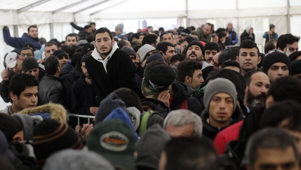 Стотине миграната чека у шатору да настави процес регистрације у централном регистрационом центру за избеглице и тражиоце азила у Берлину. - Sputnik Србија