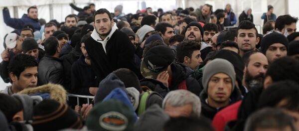 Stotine migranata čeka u šatoru da nastavi proces registracije u centralnom registracionom centru za izbeglice i tražioce azila u Berlinu. Stotine migranata čeka u šatoru da nastavi proces registracije u centralnom registracionom centru za izbeglice i tražioce azila u Berlinu. - Sputnik Srbija