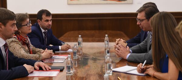 Sergej Železnjak i Olga Zinovjeva u razgovoru sa Aleksandrom Vučićem. - Sputnik Srbija