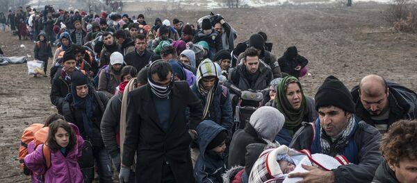 Избеглице и имигранти долазе у ЕУ Избеглице и имигранти долазе у ЕУ - Sputnik Србија