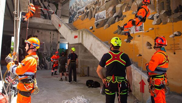 Spasioci iz Rusije bodre mađarske kolege na času alpinizma koji im je neophodan za rad u prirodi, ali i za spasavanje ljudi iz visokih zgrada - Sputnik Srbija