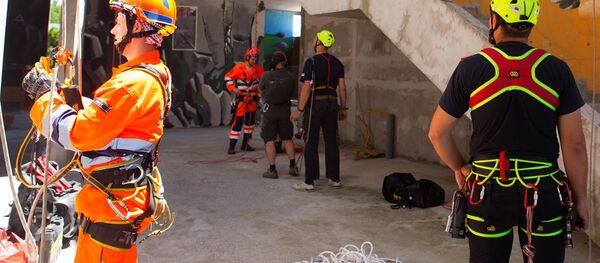 Spasioci iz Rusije bodre mađarske kolege na času alpinizma koji im je neophodan za rad u prirodi, ali i za spasavanje ljudi iz visokih zgrada Spasioci iz Rusije bodre mađarske kolege na času alpinizma koji im je neophodan za rad u prirodi, ali i za spasavanje ljudi iz visokih zgrada - Sputnik Srbija