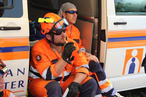 Шеф мађарског спасилачког тима Ласло Садвари прати предавање спасилаца из Русије на полигону у Нишу. - Sputnik Србија