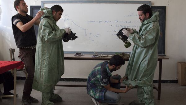 Студенти Универзитета у Алепу показују Сиријцима како да ставе заштитну опрему у случају хемијског напада - Sputnik Србија