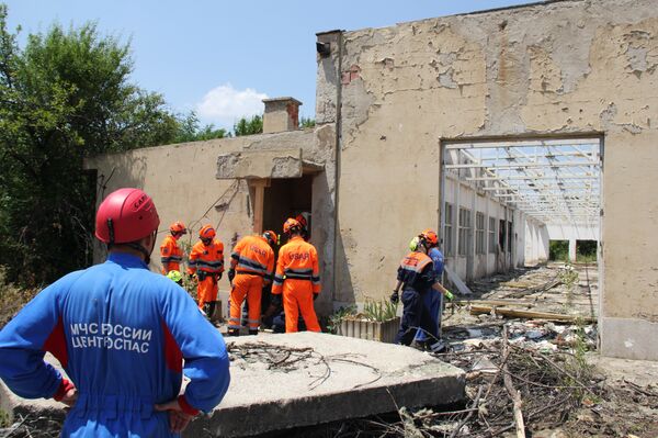 После обуке у учионици спасилац из Русије прати како ће се мађарске колеге снаћи у задатку који треба да реше на терену - Sputnik Србија