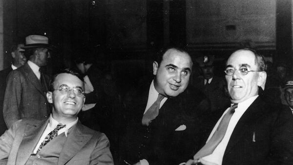Ал Капоне са својим адвокатима Мајклом Ејхерном и Албертом Финком пред Федералним судом у Чикагу - Sputnik Србија