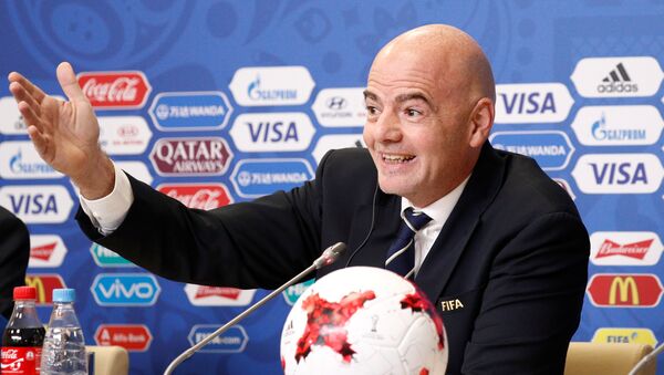 Predsednik Međunarodne fudbalske federacije FIFA Đani Infantino tokom konferencije za medije u Sankt Peterburgu - Sputnik Srbija