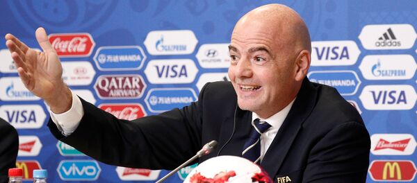 Председник Међународне фудбалске федерације ФИФА Ђани Инфантино током конференције за медије у Санкт Петербургу Председник Међународне фудбалске федерације ФИФА Ђани Инфантино током конференције за медије у Санкт Петербургу - Sputnik Србија
