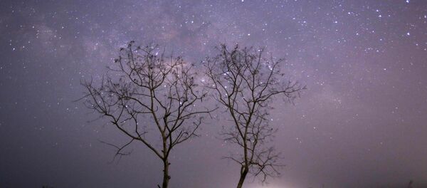 Поглед из Јангона на метеорску кишу Лириди која пролази у близини Млечног пута - Sputnik Србија