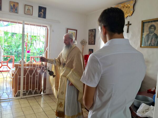 Уз благослов митрополита Танзаније и Сејшела господина Димитриоса, отац Сергиос службу држи на енглеском језику - Sputnik Србија