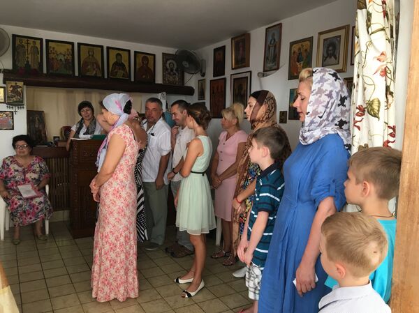 Недељна литургија у малој капели Светог Димитрија Солунског, која је адаптирани део породичне куће оца Сергиоса - Sputnik Србија