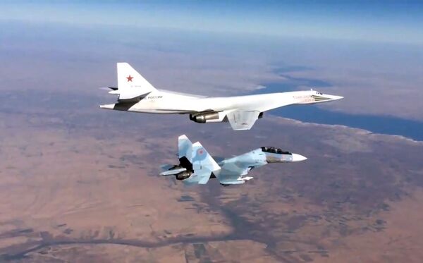 Ruski Su-30SM i Tu-160 bombarduju teroriste u Siriji Ruski Su-30SM i Tu-160 bombarduju teroriste u Siriji - Sputnik Srbija