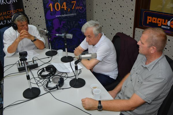 Мирослав Лазански са гостима Бошком Антићем и Гораном Матићем Мирослав Лазански са гостима Бошком Антићем и Гораном Матићем - Sputnik Србија