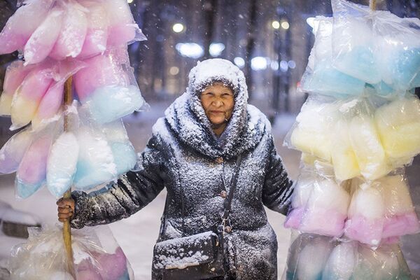 „Продавачица шећерне вуне“ – фотографија Табилде Кадирбекова из Киргизије. Жена која продаје шећерну вуну за време мећаве у Бишкеку. - Sputnik Србија
