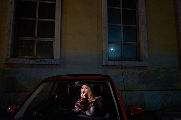 „Шта?“ – Фотографија Данила Гарсије ди Меја из Италије. Девојка Амбра која је глува и спрема се за ноћни излазак. - Sputnik Србија