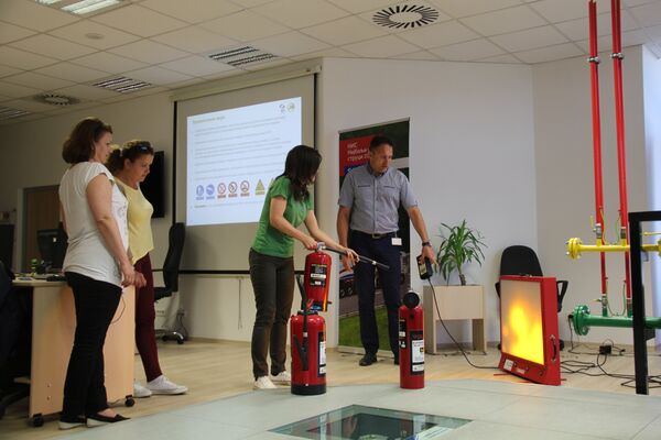 Симулација гашења пожара у тренинг центру Нафтне индустрије Србије у Београду Симулација гашења пожара у тренинг центру Нафтне индустрије Србије у Београду - Sputnik Србија