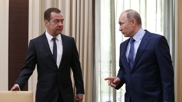 Premijer i predsednik Rusije Dmitrij Medvedev i Vladimir Putin na zasedanju Saveta za strateški razvoj i prioritetne projekte - Sputnik Srbija