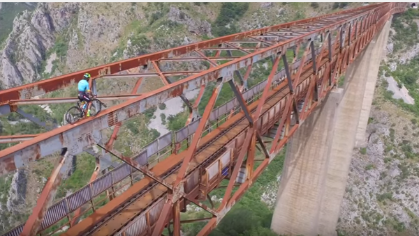 Бициклиста на конструкцији железничког моста. - Sputnik Србија