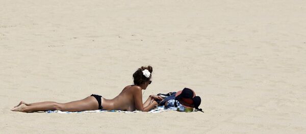Девојка се сунча на плажи у Бордоу - Sputnik Србија