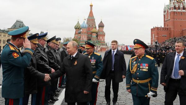 Predsednik Rusije Vladimir Putin i premijer Dmitrij Medvedev sa generalima ruske vojske na vojnoj paradi u Moskvi - Sputnik Srbija