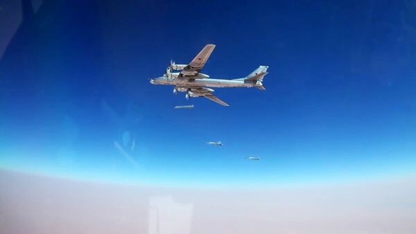Bombarder Tu-95MS ispaljuje krstareće rakete Iks-101 na objekte DAEŠ-a u Siriji - Sputnik Srbija