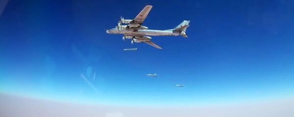 Бомбардер Ту-95МС испаљује крстареће ракете Икс-101 на објекте ДАЕШ-а у Сирији - Sputnik Србија