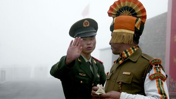 Кинески и индијски војник на граници двеју држава - Sputnik Србија