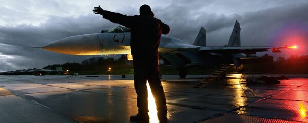 Техничар даје знаке за полетање ловцу Су-27 на аеродрому Чкаловск Техничар даје знаке за полетање ловцу Су-27 на аеродрому Чкаловск - Sputnik Србија