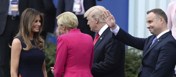 Prva dama i predsednik SAD Melanija i Donald Tramp govore sa prvom damom i poljskim predsednikom Agatom Kornhauser-Dudom i Andžejem Dudom u Varšavi - Sputnik Srbija