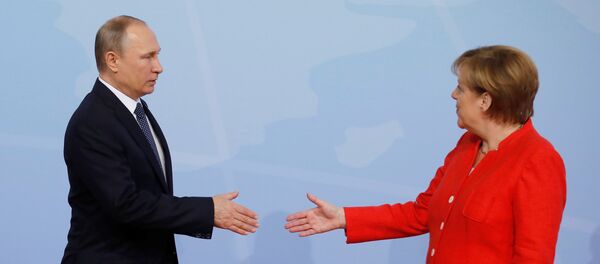 Nemačka kancelarka Angela Merkel dočekuje ruskog predsednika Vladimira Putina na samit G20 u Hamburgu Nemačka kancelarka Angela Merkel dočekuje ruskog predsednika Vladimira Putina na samit G20 u Hamburgu - Sputnik Srbija