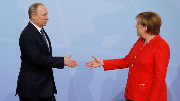 Немачка канцеларка Ангела Меркел дочекује руског председника Владимира Путина на самит Г20 у Хамбургу - Sputnik Србија